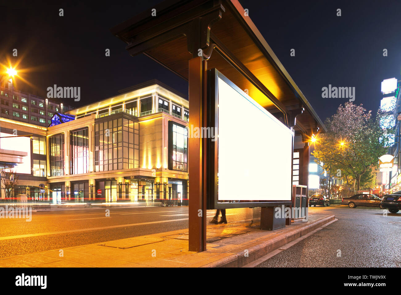 Blank billboard sur l'arrêt de bus de nuit Banque D'Images