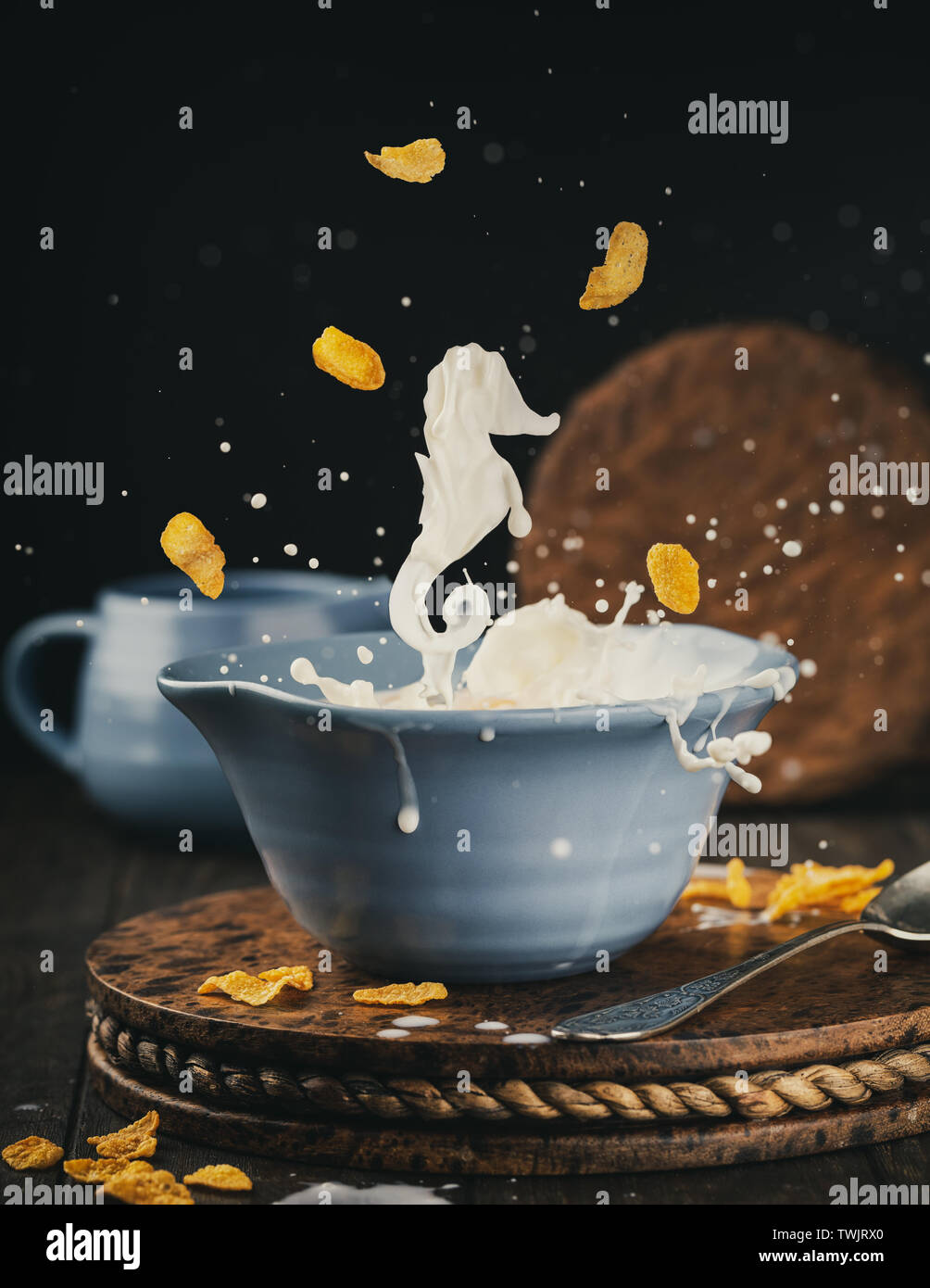 Bol bleu flocons de maïs avec du lait splash Banque D'Images