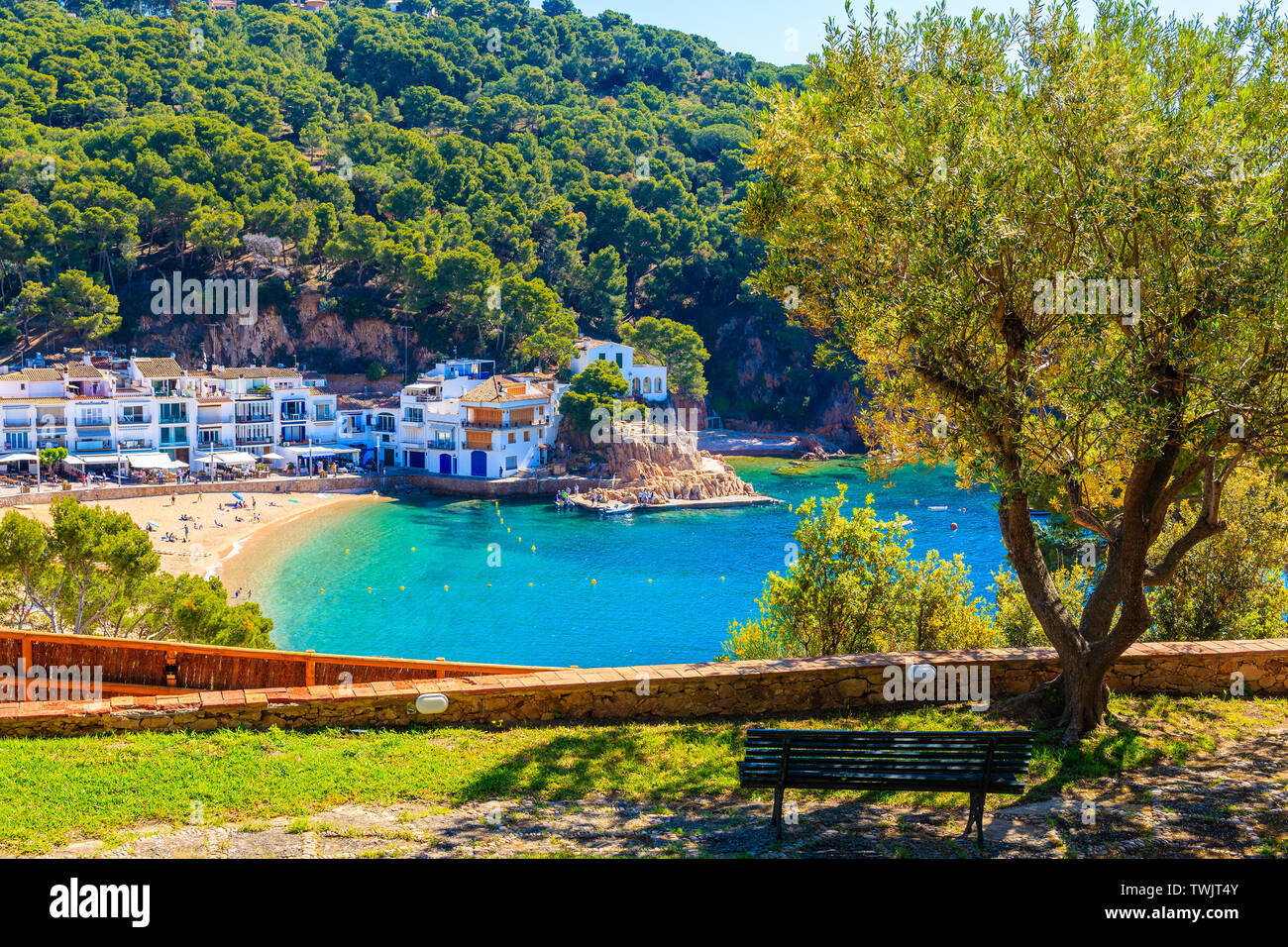 Banc de jardin et vue sur mer baie du village de pêcheurs à Tamariu, Costa Brava, Espagne Banque D'Images