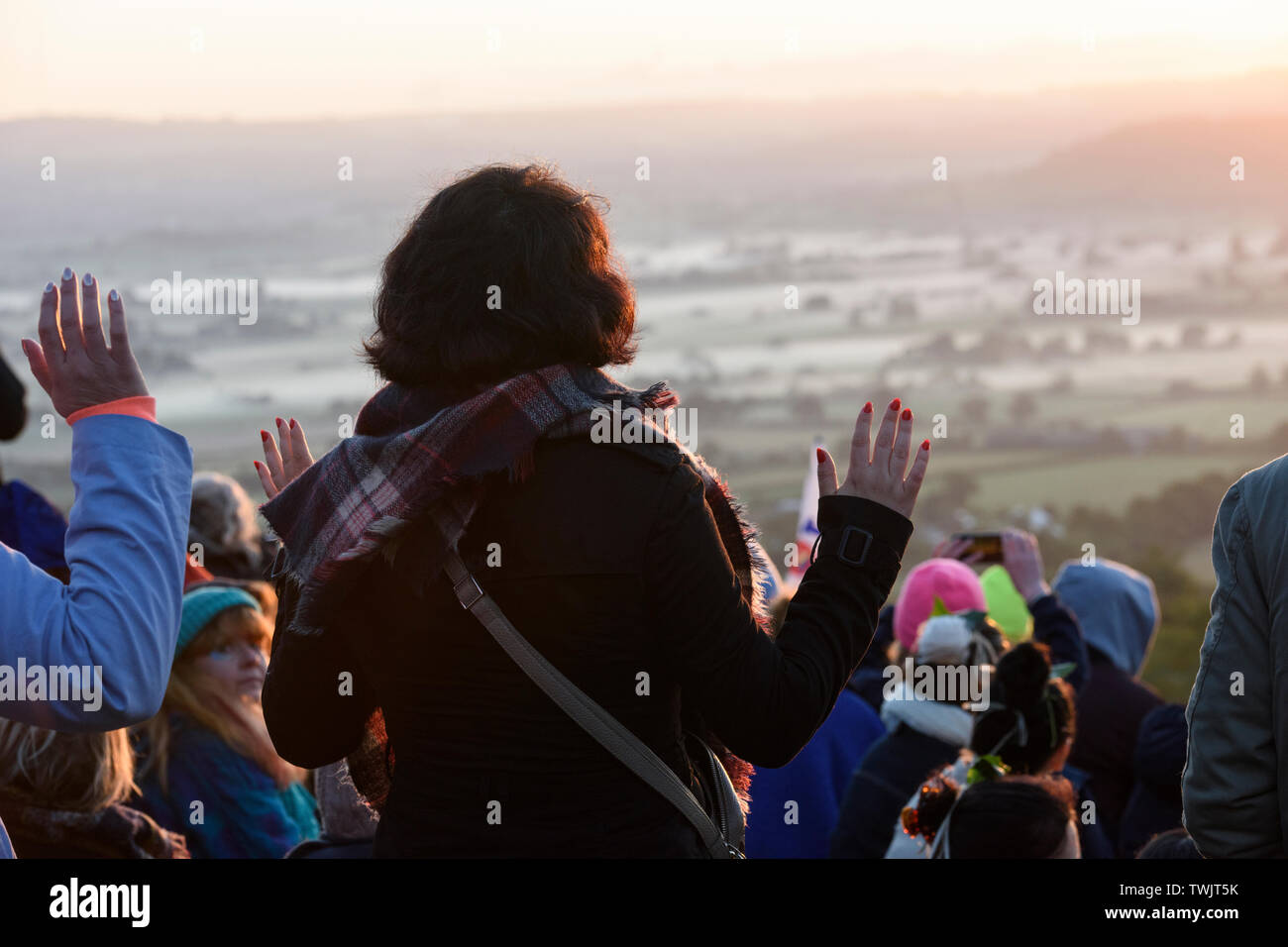 Glastonbury, Somerset, Angleterre. 21 juin 2019. Solstice d'Sunrise sur Tor de Glastonbury. Crédit : Steve Davey/Alamy Live News Banque D'Images