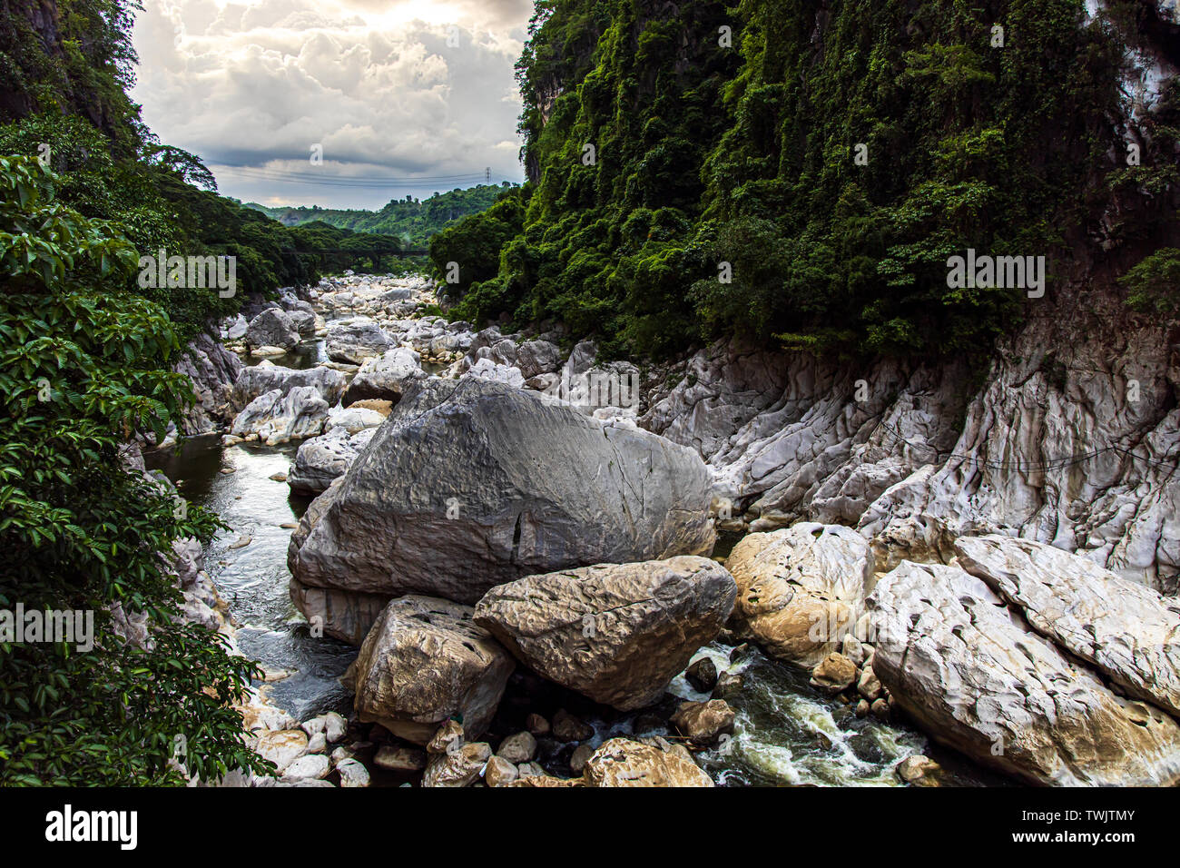 Beau paysage à l'emplacement de barrage de Wawa à la province de Rizal, Philippines Banque D'Images