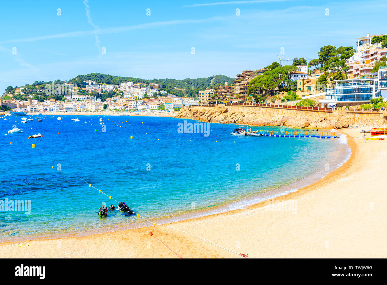 TOSSA DE MAR, ESPAGNE - juin 3, 2019 : des plongeurs dans l'eau sur la plage de Tossa de Mar, Costa Brava, Espagne. Banque D'Images