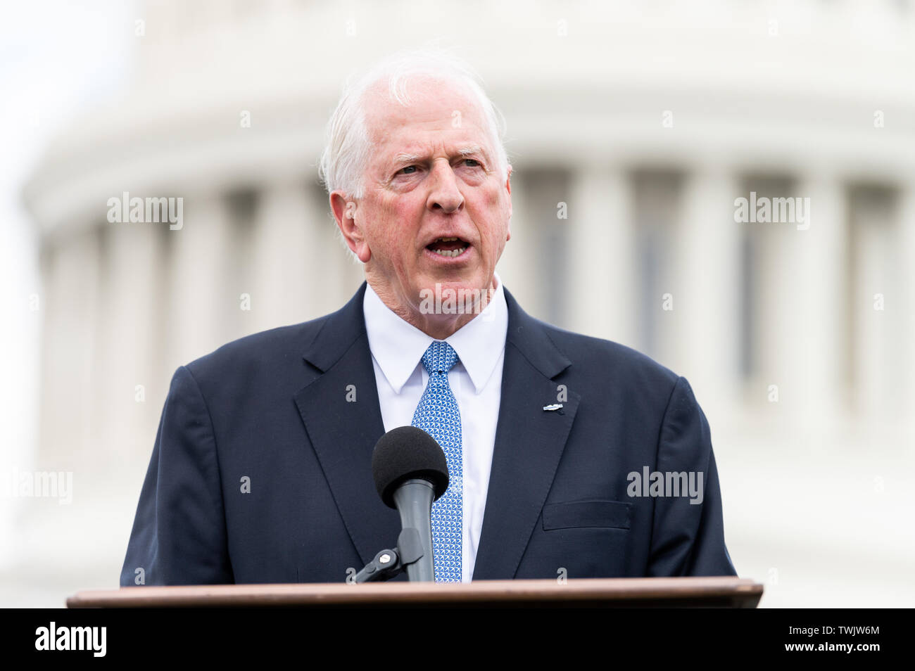 Washington, United States. 20 Juin, 2019. Représentant américain Mike Thompson (D-CA) parle au cours de l'événement devant le Capitole pour demander instamment l'adoption de la H.R. 8 universal (la possession d'armes à feu) des vérifications des antécédents de loi. Événement a eu lieu à l'herbe sur le côté de l'est le Capitole à Washington, DC. Credit : SOPA/Alamy Images Limited Live News Banque D'Images