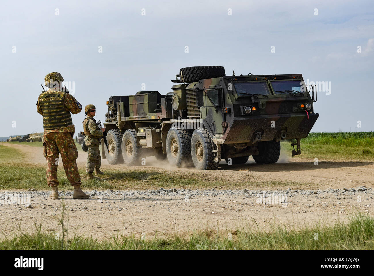 Les Forces armées roumaines Corp. Adrian Bogaseriu, un policier militaire au sein de la Brigade multinationale, et U.S. Army Sgt. Nathan Roy avec la 307e Compagnie de Police militaire de la réserve de l'Armée de Pennsylvanie un accès sécurisé à un fossé humide traversée du Danube le 20 juin 2019 en Roumanie, Bordusani. Guardian 19 Sabre est un exercice co-dirigée par le Commandement de la Force Conjointe roumain et l'Europe de l'armée américaine, qui aura lieu du 3-24 juin à divers endroits en Bulgarie, Hongrie et Roumanie. Saber Guardian 19 est conçu pour améliorer l'intégration des forces de combat multinationales. (U.S. Photo de l'armée par la CPS. Saman Banque D'Images