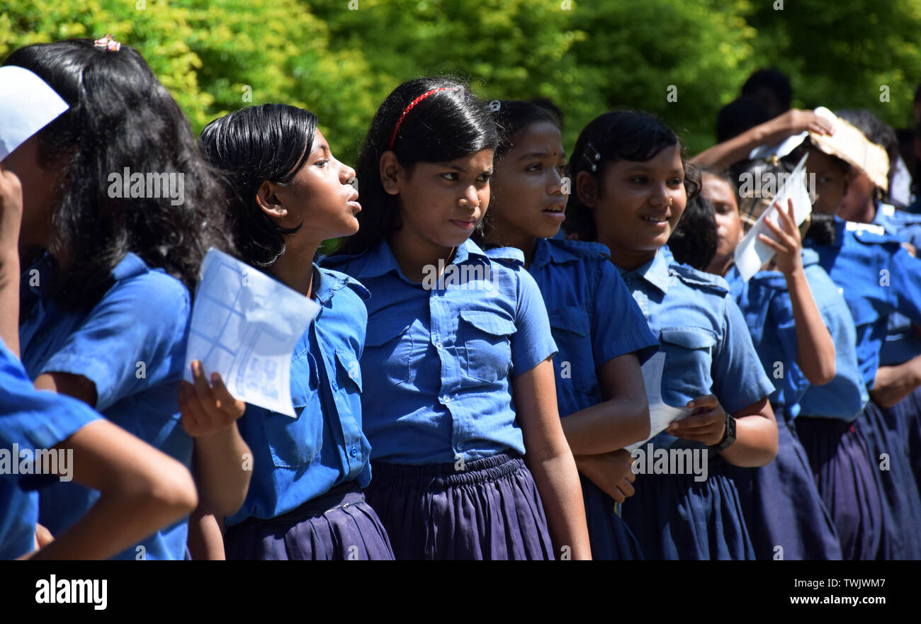 L'école des femmes du Bangladesh enfants participant à un rassemblement célébrant la Journée internationale des femmes rurales Banque D'Images