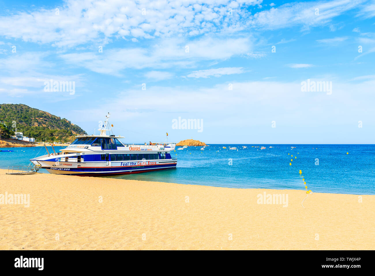 TOSSA DE MAR, ESPAGNE - juin 3, 2019 : navire touristique sur la plage de sable doré d'ancrage dans la ville de Tossa de Mar, Costa Brava, Espagne. Banque D'Images
