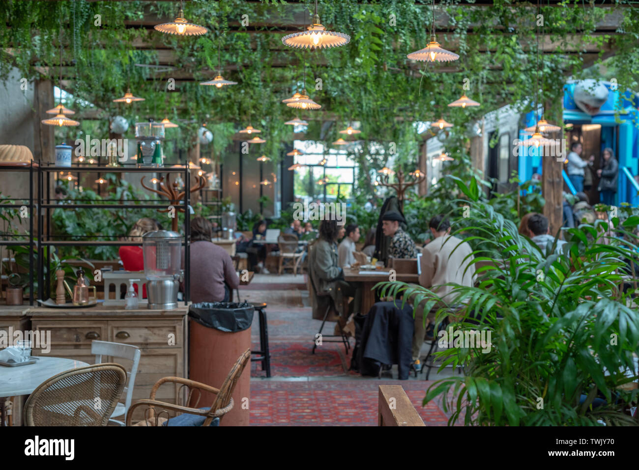 Paris, France - 15 Avril 2019 : Les gens de la Felicita Bar-Restaurant italienne - Big Mama concept - dans le 13e arrondissement de Paris Banque D'Images