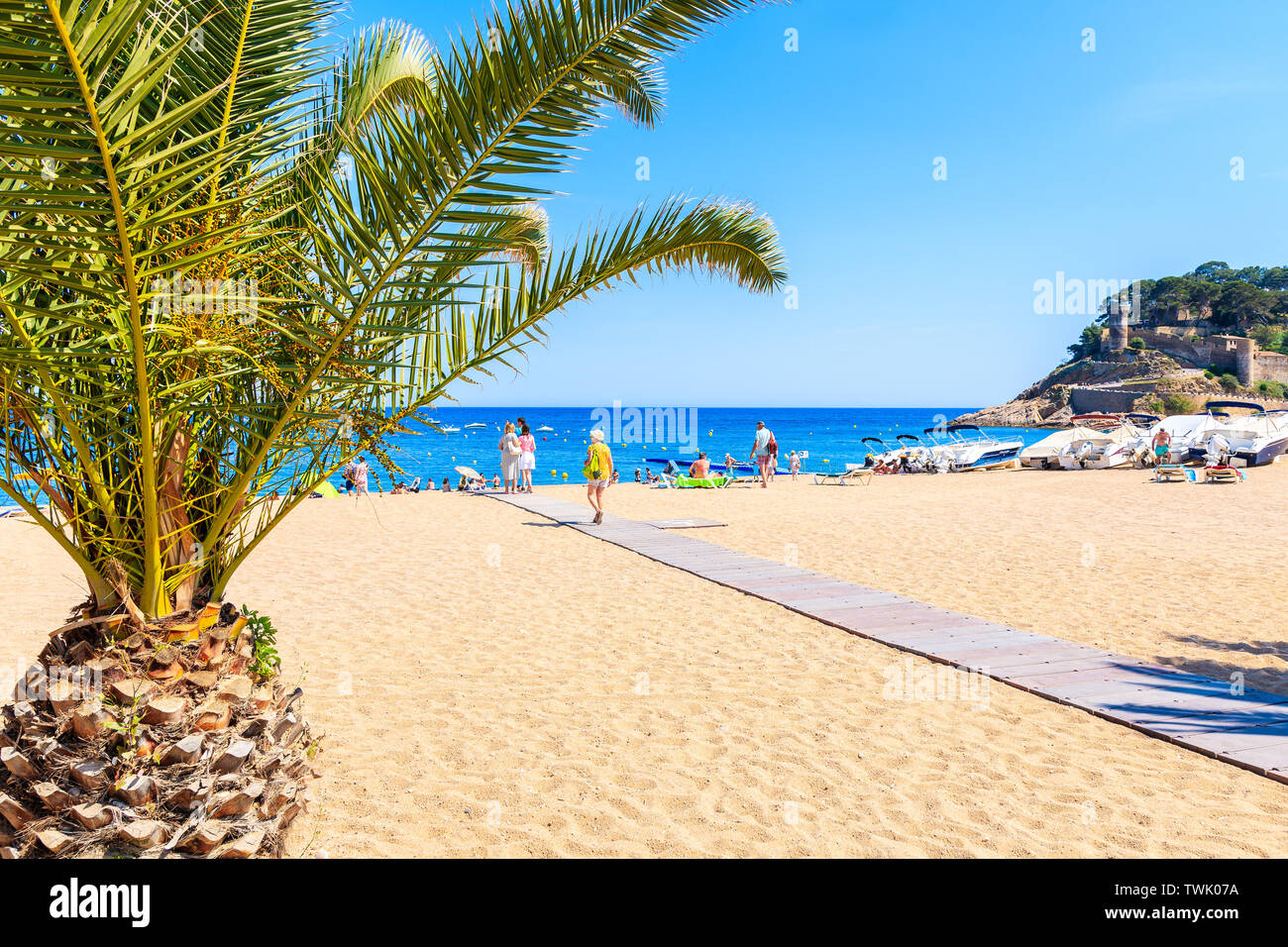 TOSSA DE MAR, ESPAGNE - juin 3, 2019 : Les gens qui marchent sur la plage de sable dans la ville de Tossa de Mar, Costa Brava, Espagne. Banque D'Images