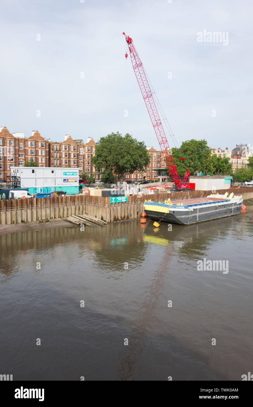Super site de construction d'égouts sur l'Estran remblai Putney sur la rive sud de la Tamise, Londres, UK Banque D'Images