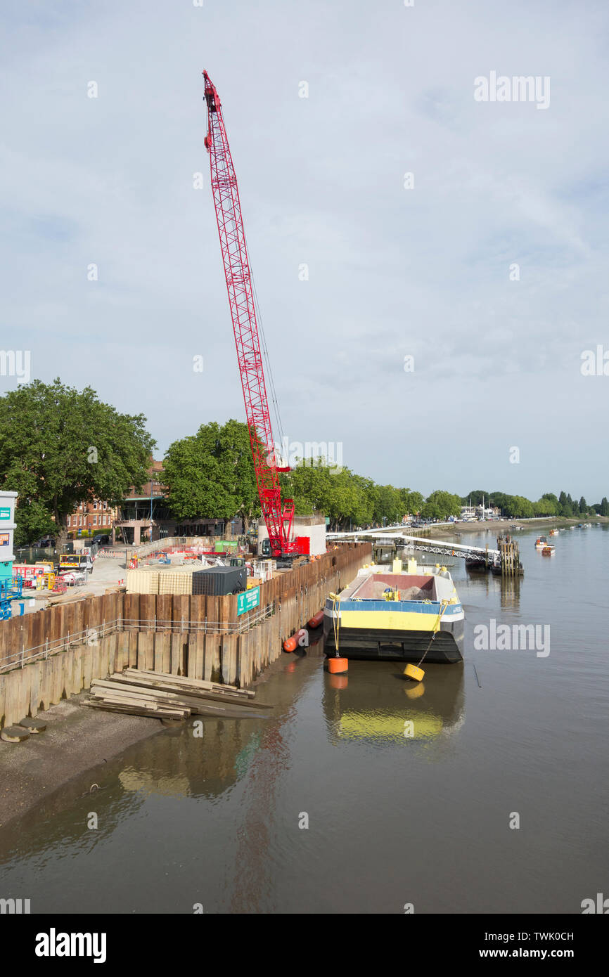 Super site de construction d'égouts sur l'Estran remblai Putney sur la rive sud de la Tamise, Londres, UK Banque D'Images
