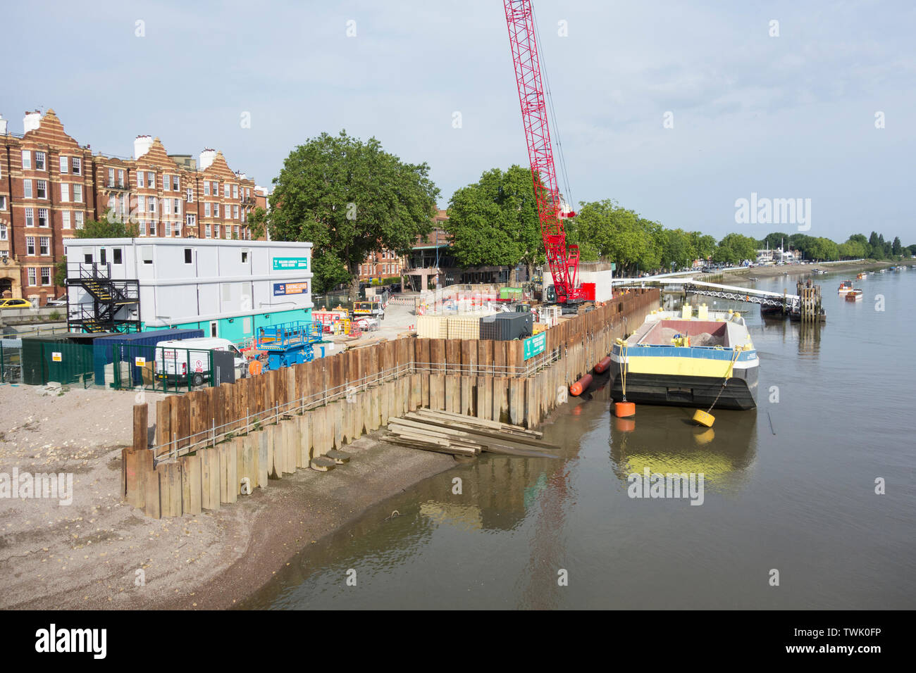 Super site de construction d'égouts sur l'Estran remblai Putney sur la rive sud de la Tamise, Londres, UK Banque D'Images