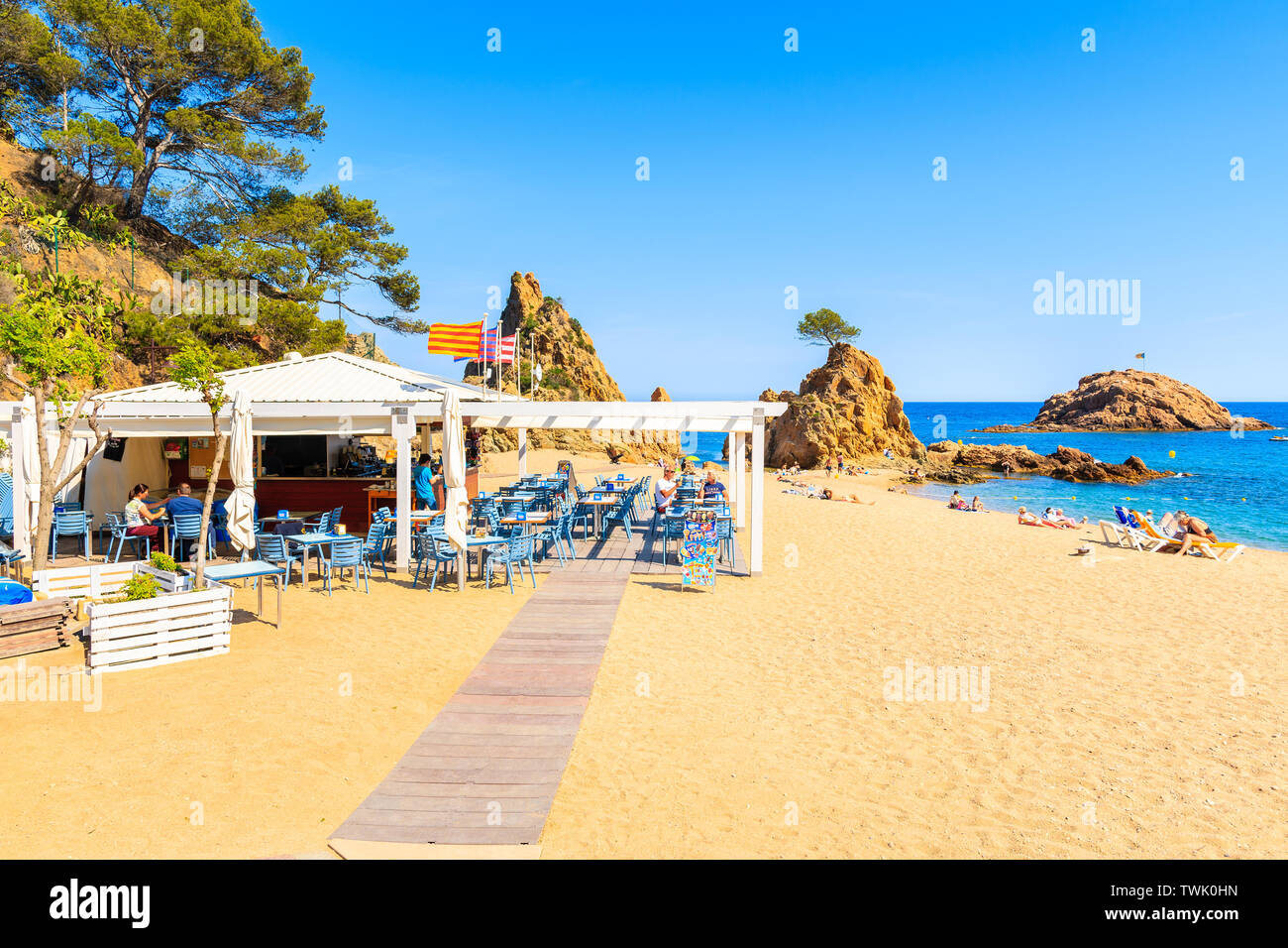 TOSSA DE MAR, ESPAGNE - juin 3, 2019 : Les gens manger dans restaurant sur plage de sable fin dans la ville de Tossa de Mar, Costa Brava, Espagne. Banque D'Images