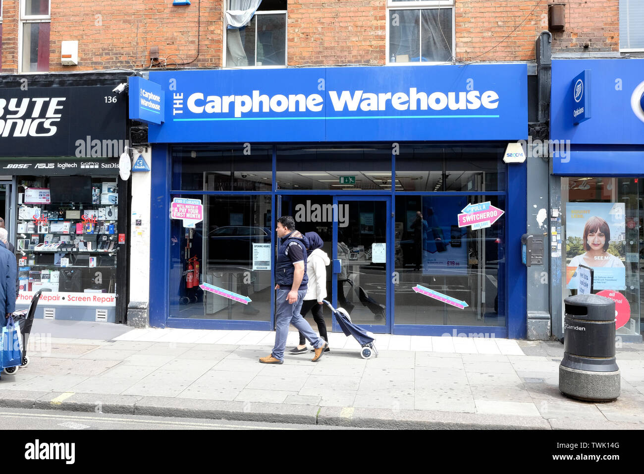 Une vue générale de Carphone Warehouse, Kilburn High Road, Londres, UK Banque D'Images