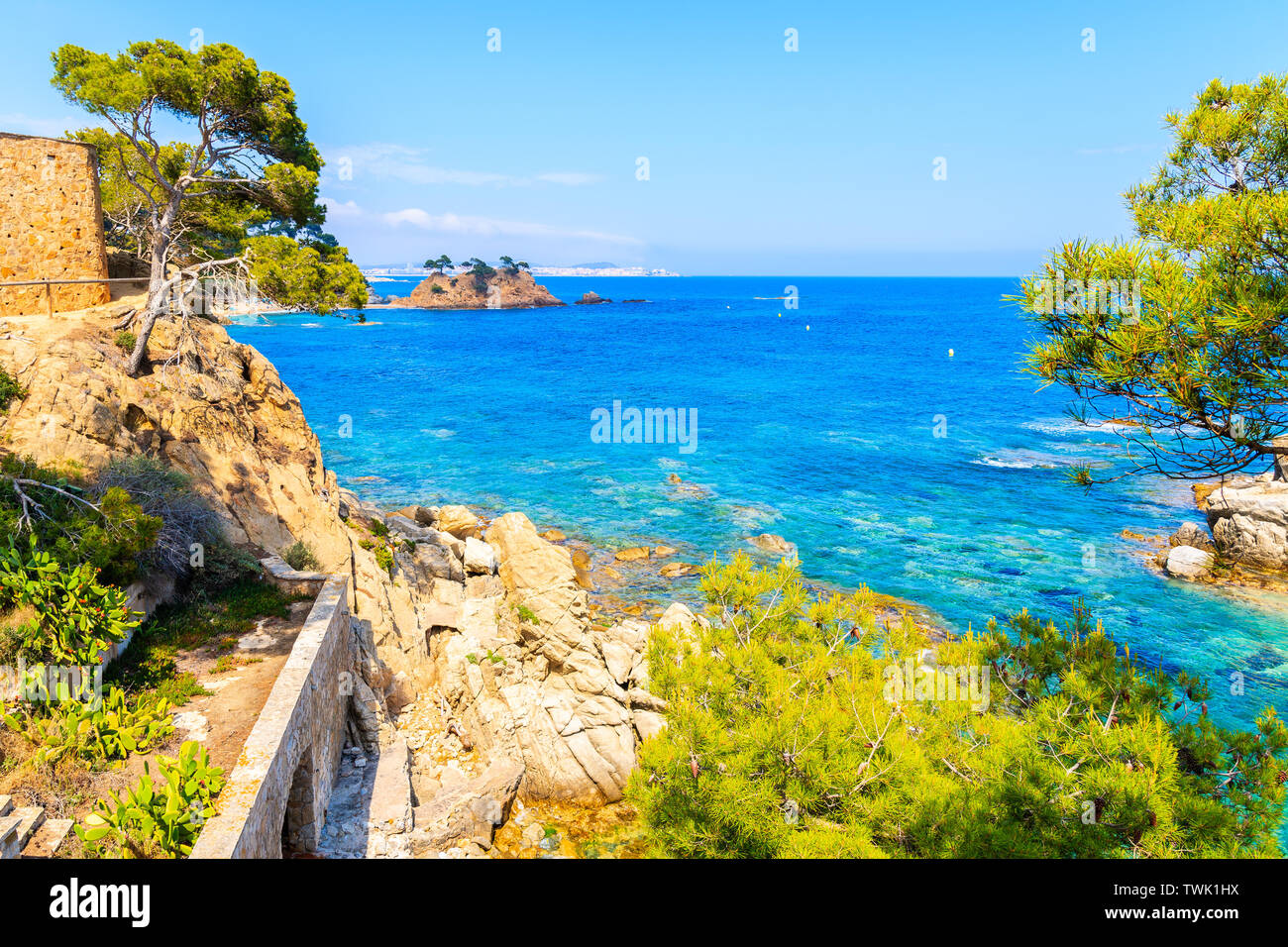 Sentier du littoral le long de la mer bleue, près de Cap Roig, Costa Brava, Espagne Banque D'Images