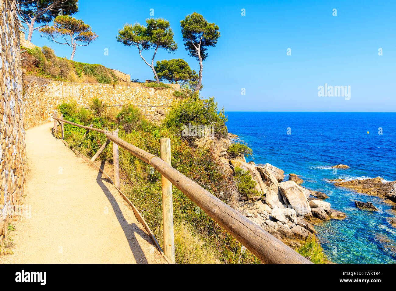 Sentier du littoral le long de la mer bleue, près de Cap Roig, Costa Brava, Espagne Banque D'Images