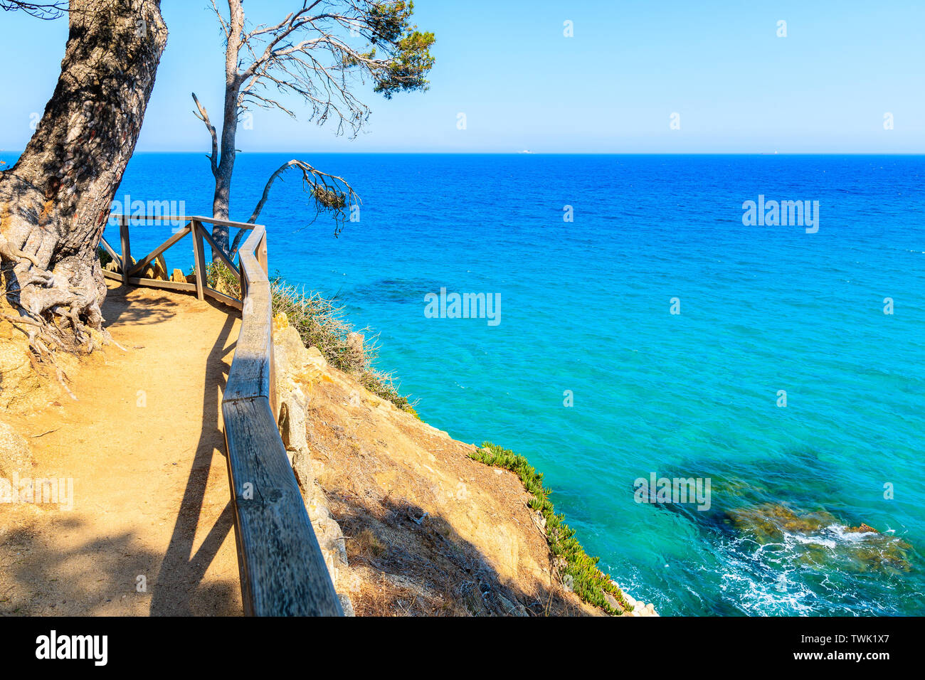 Sentier du littoral le long d'une vue magnifique sur la mer à Cap Roig, Costa Brava, Espagne Banque D'Images