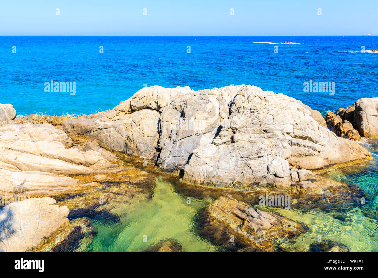 Rochers dans la mer au Cap Roig, Costa Brava, Espagne Banque D'Images