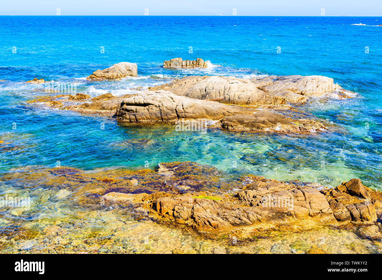 Rochers dans la mer au Cap Roig, Costa Brava, Espagne Banque D'Images