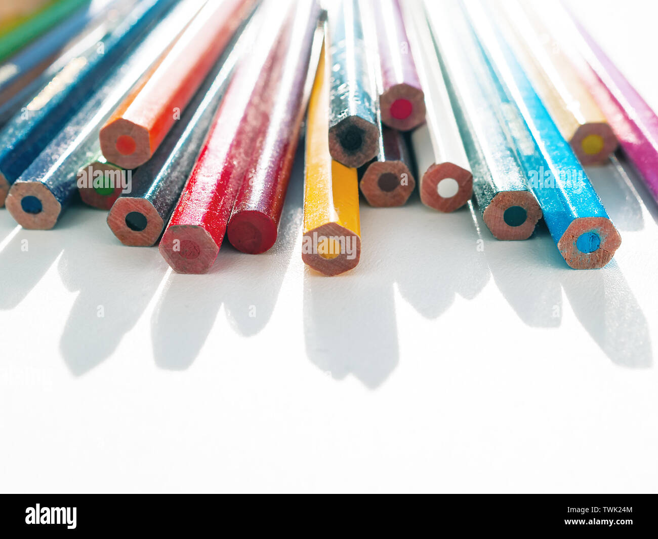 Crayons de couleur Casting Shadows sur fond blanc. Sun Glow. Créativité, Design, concept de diversité. Copier l'espace. Banque D'Images