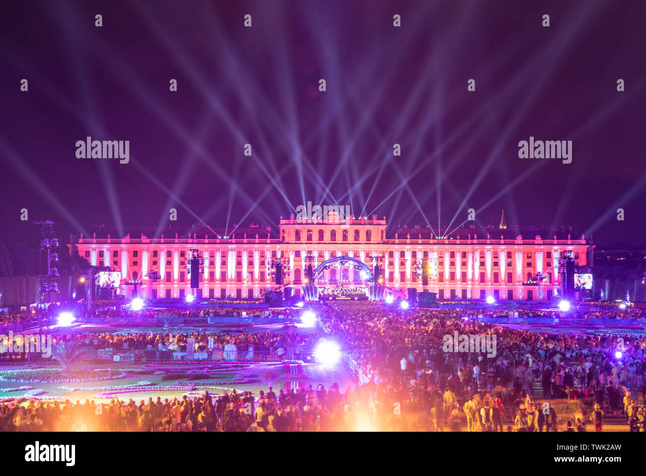 Vienne, Autriche. 20 Juin, 2019. Personnes participent à la nuit d'été (Concert) Sommernachtskonzert au palais de Schönbrunn à Vienne, Autriche, le 20 juin 2019. La nuit d'été 2019 Concert a été organisé sur le site du patrimoine mondial du Palais de Schonbrunn à Vienne le jeudi. Le concert annuel a été effectuée par l'Orchestre philharmonique de Vienne et gratuitement pour l'auditoire. Credit : Guo Chen/Xinhua/Alamy Live News Banque D'Images
