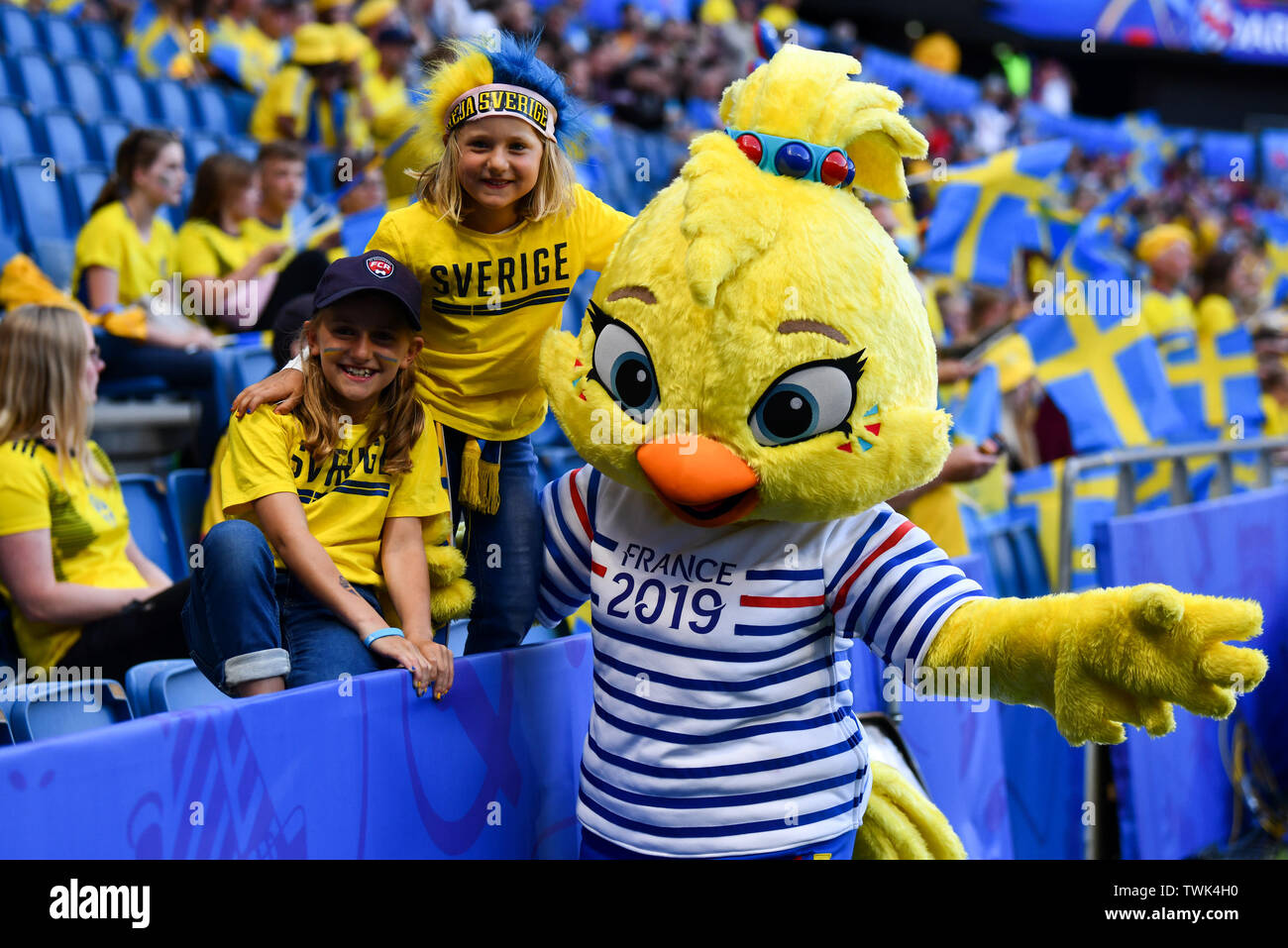 Le Havre, France. 20 Juin, 2019. Ettie mascotte de la Coupe du Monde avec 2  filles suédois, 20.06.2019, Le Havre (France), Football, Coupe du Monde  féminine de la FIFA 2019, la Suède -
