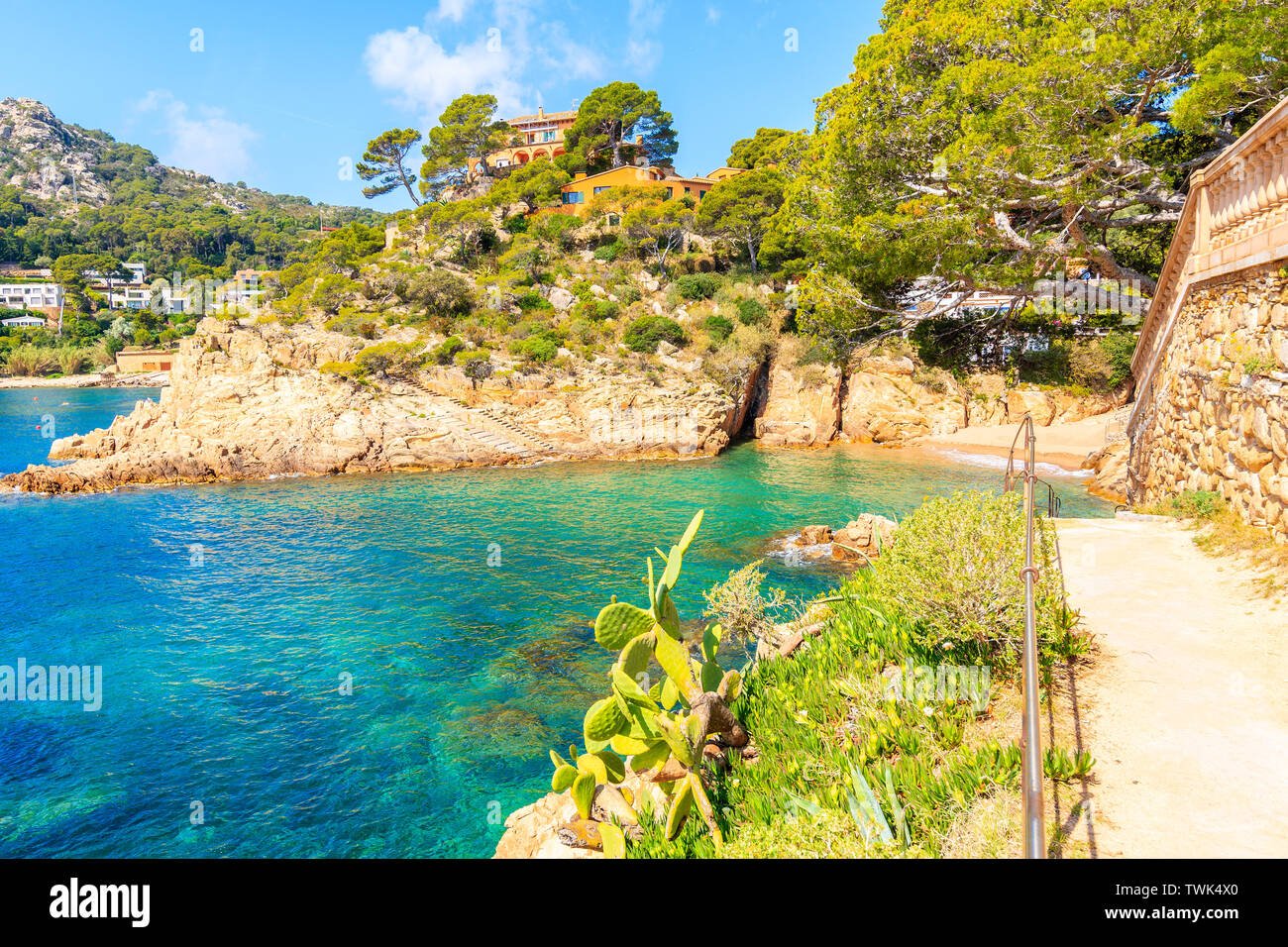 Sentier du littoral le long de la mer dans le village pittoresque de Fornells, Costa Brava, Espagne Banque D'Images