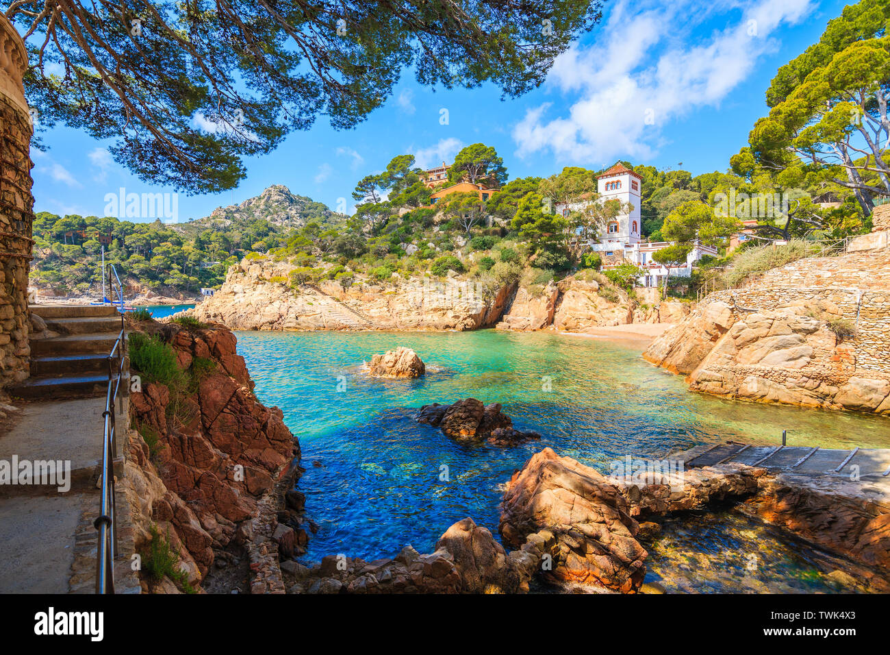 Sentier du littoral le long de la mer dans le village pittoresque de Fornells, Costa Brava, Espagne Banque D'Images