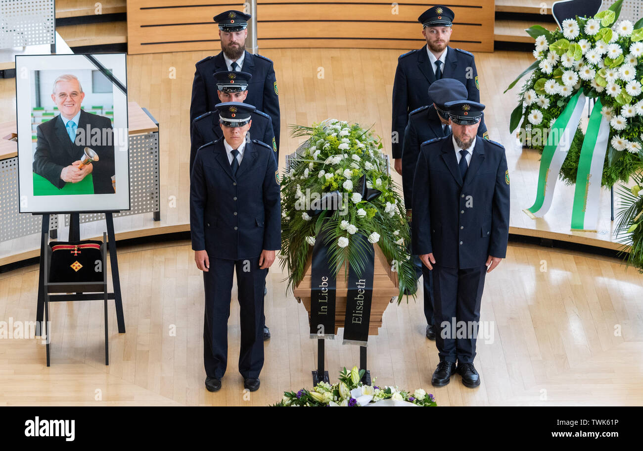 Dresde, Allemagne. 21 Juin, 2019. Les policiers sont debout à côté de son cercueil et un portrait dans la salle plénière du parlement de l'état Saxon avant le début de la loi sur les funérailles de l'ancien président du Parlement européen, l'état Saxon Erich Iltgen. L'homme politique de la CDU, qui est mort il y a une semaine et demie à l'âge de 78 ans, est honoré d'un acte de l'état au Parlement - la première jamais. Crédit : Robert Michael/dpa-Zentralbild/dpa/Alamy Live News Banque D'Images