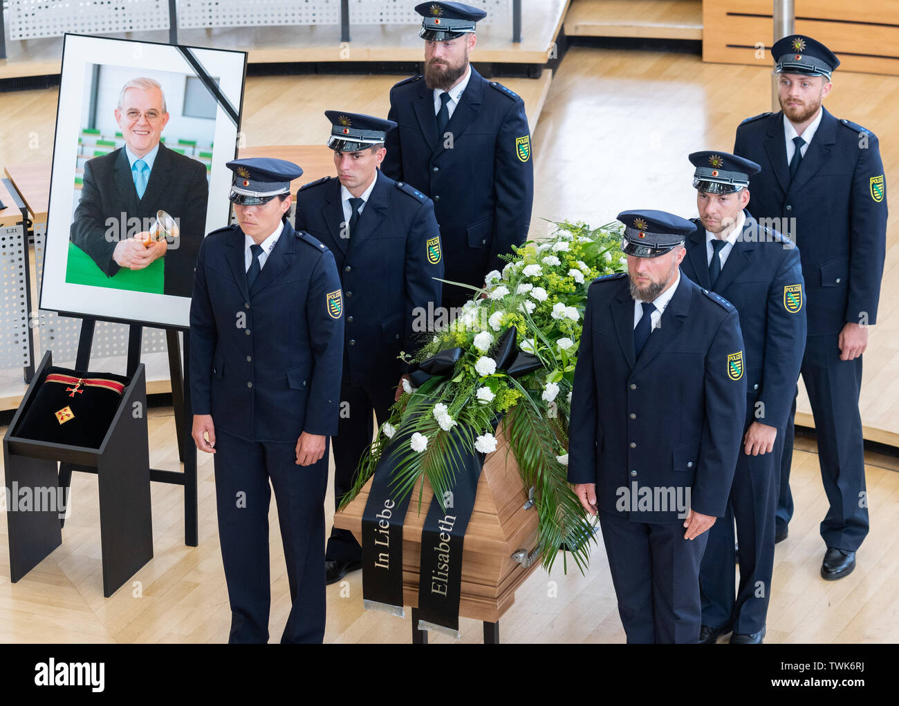 Dresde, Allemagne. 21 Juin, 2019. Les policiers sont debout à côté de son cercueil et un portrait dans la salle plénière du parlement de l'état Saxon avant le début de la loi sur les funérailles de l'ancien président du Parlement européen, l'état Saxon Erich Iltgen. L'homme politique de la CDU, qui est mort il y a une semaine et demie à l'âge de 78 ans, est honoré d'un acte de l'état au Parlement - la première jamais. Crédit : Robert Michael/dpa-Zentralbild/dpa/Alamy Live News Banque D'Images