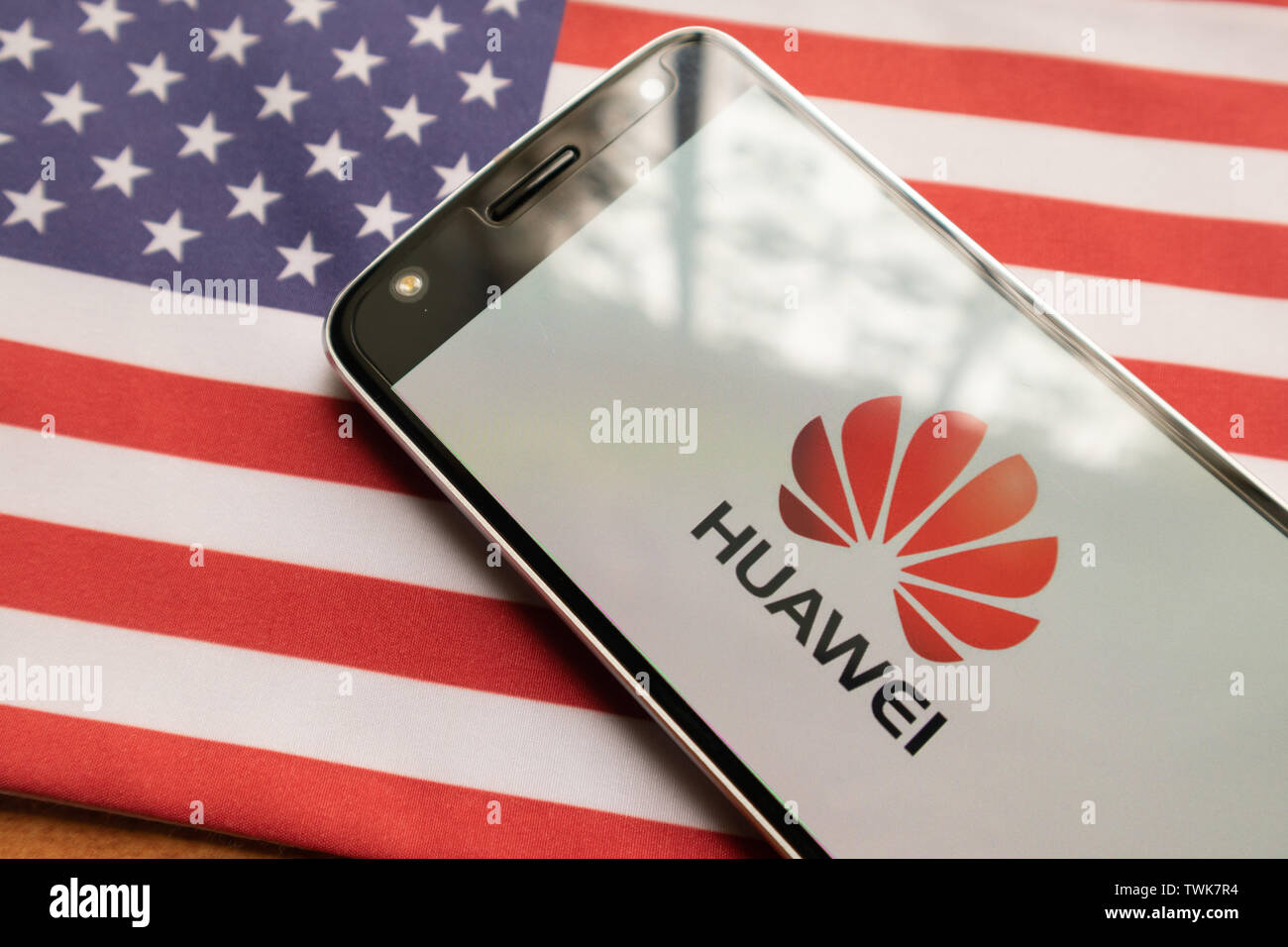 Maski, Inde - le 21 juin 2019 : Huawei logo sur écran de mobile sur le drapeau américain. Banque D'Images