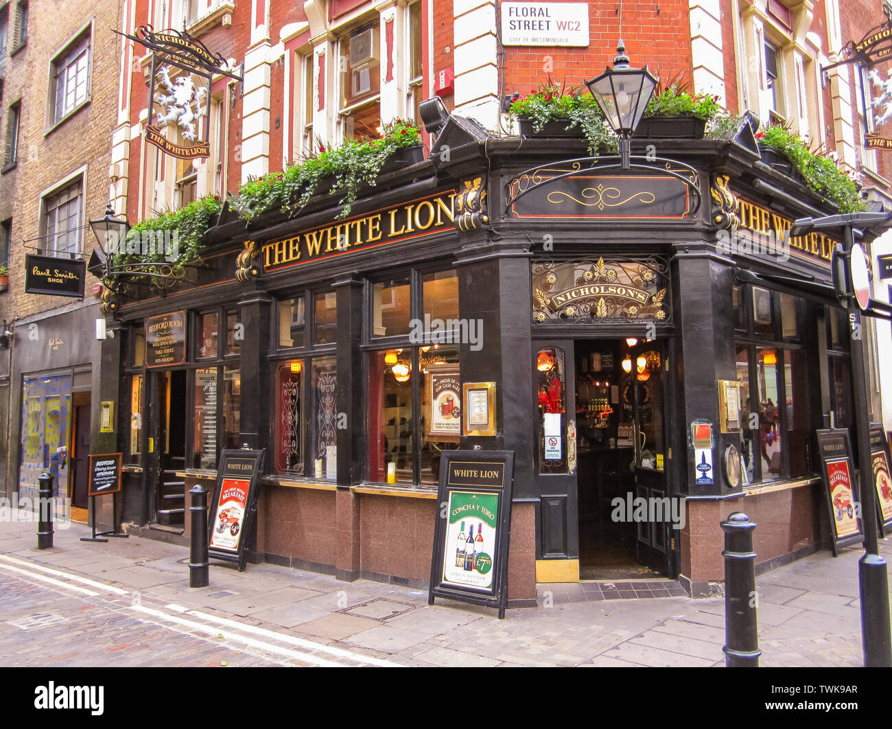 Enseigne de pub anglais, point de vue extérieur sur le Lion Blanc, une maison publique typiquement anglais, connu sous le nom d'un Pub. Londres, Angleterre - le 24 novembre 2009. Banque D'Images