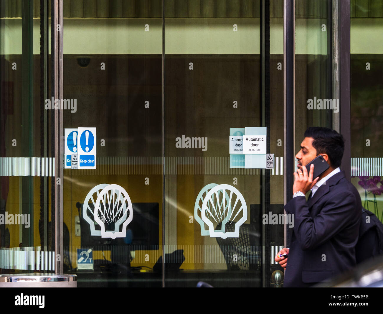 Shell Center HQ London - un employé de la ville passe devant l'entrée du Shell Center sur le Southbank de Londres. Ouvert en 1962 à un dessin de Sir Howard Robertson Banque D'Images