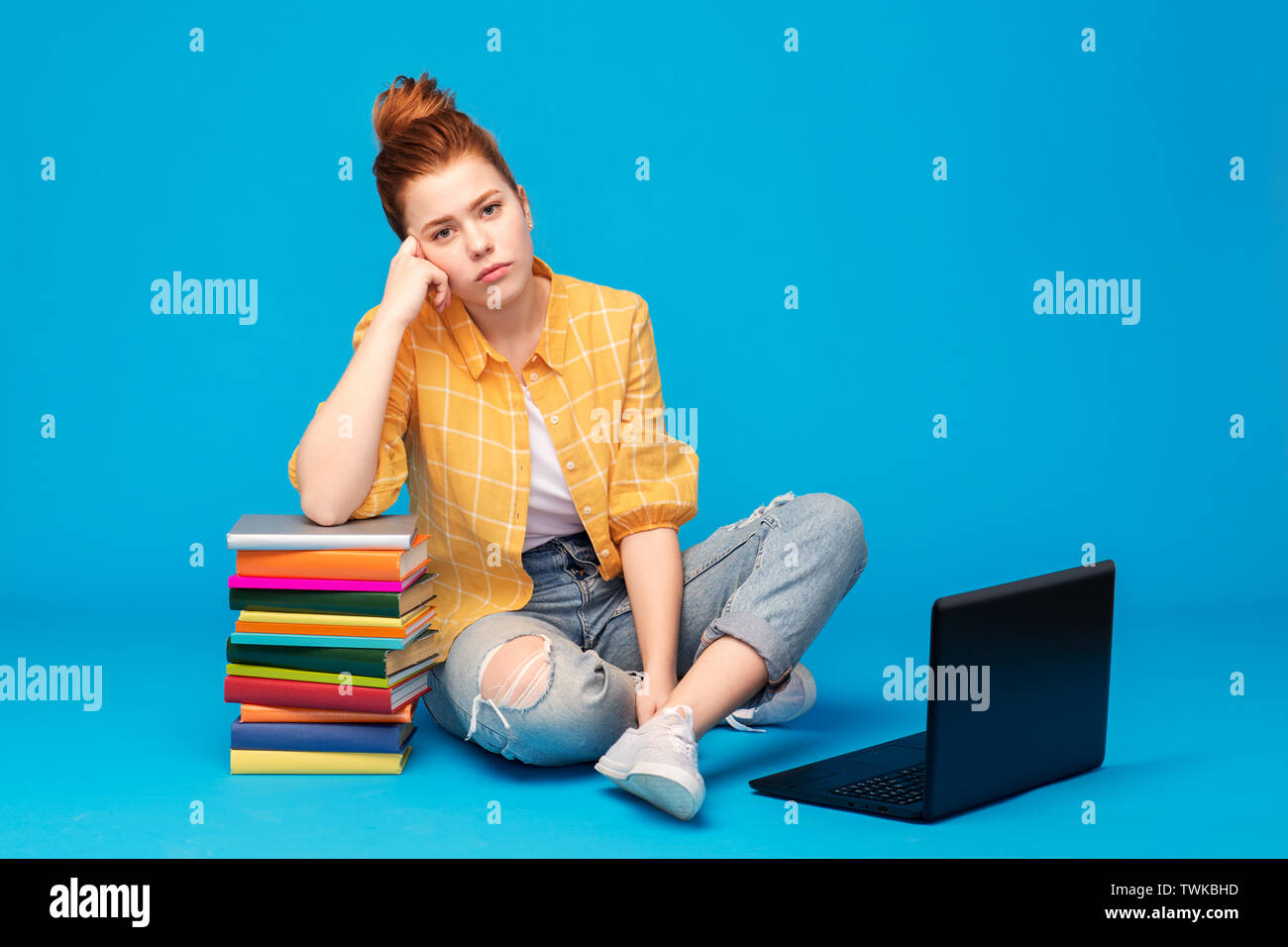 Triste red haired girl teenage student with laptop Banque D'Images