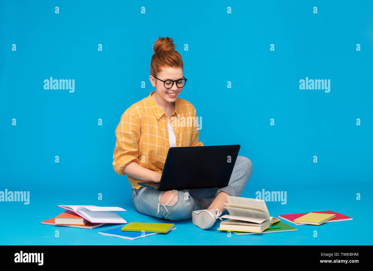 Red haired girl teenage student with laptop Banque D'Images