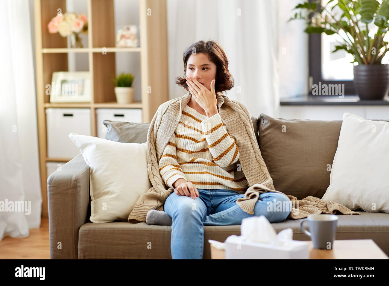 Femme malade dans le contrat cadre de la toux à la maison Banque D'Images