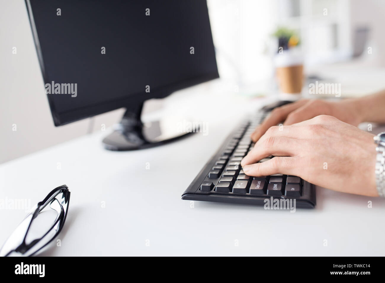 Close up of male hands typing on computer keyboard Banque D'Images