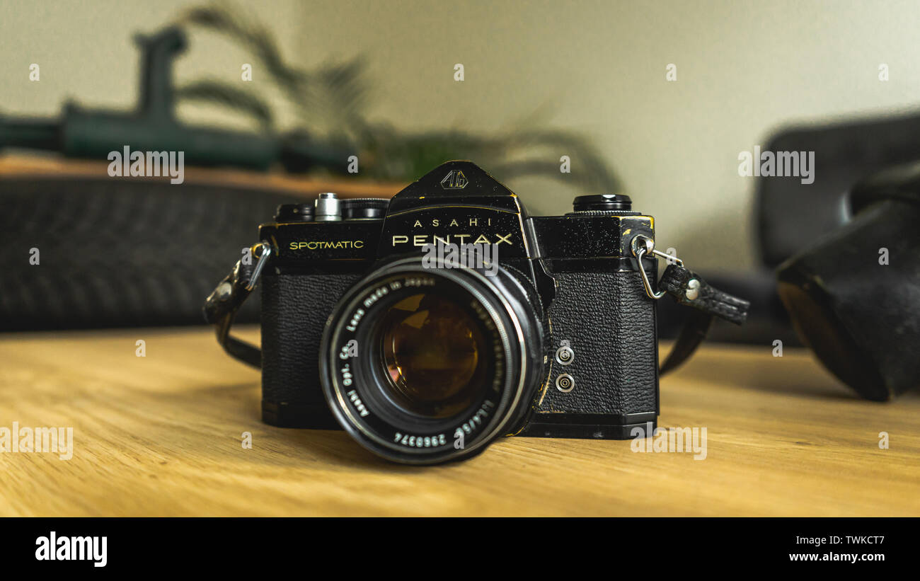 Ancien, vintage, style retro camera Pentax Spotmatic sur table en bois Banque D'Images
