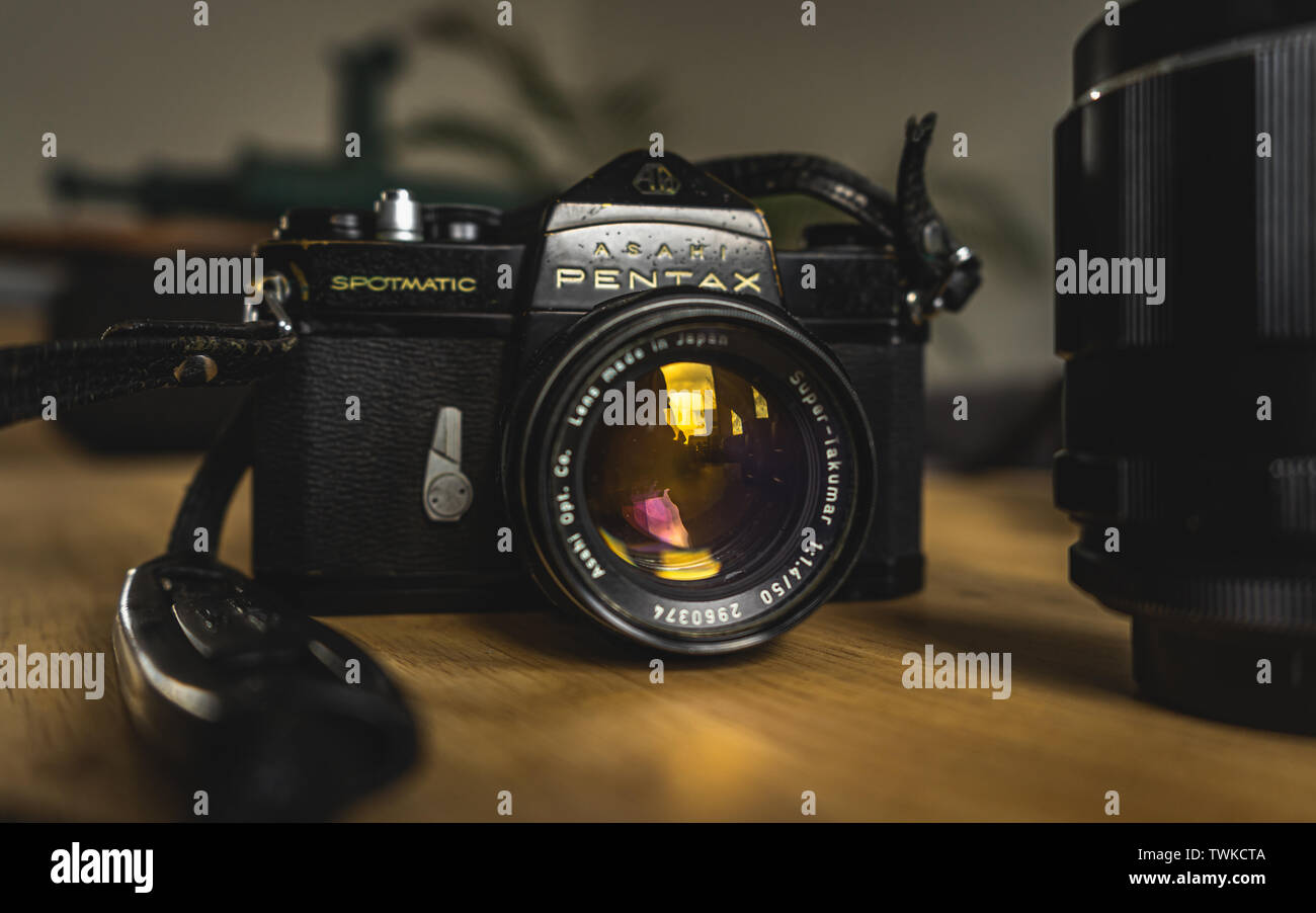 Ancien, vintage, style retro Pentax Spotmatic Caméra et objectif sur table en bois Banque D'Images