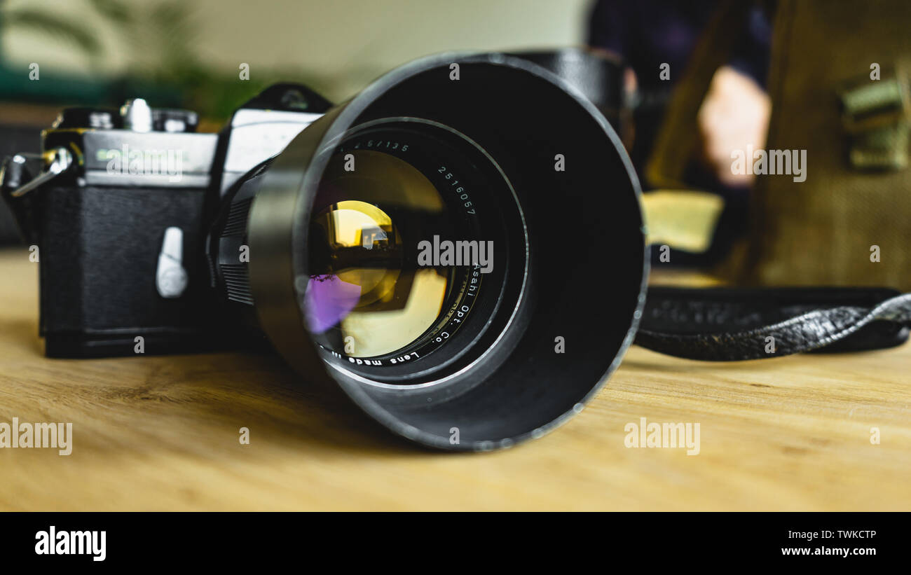 Ancien, vintage, style retro camera Pentax Spotmatic sur table en bois Banque D'Images