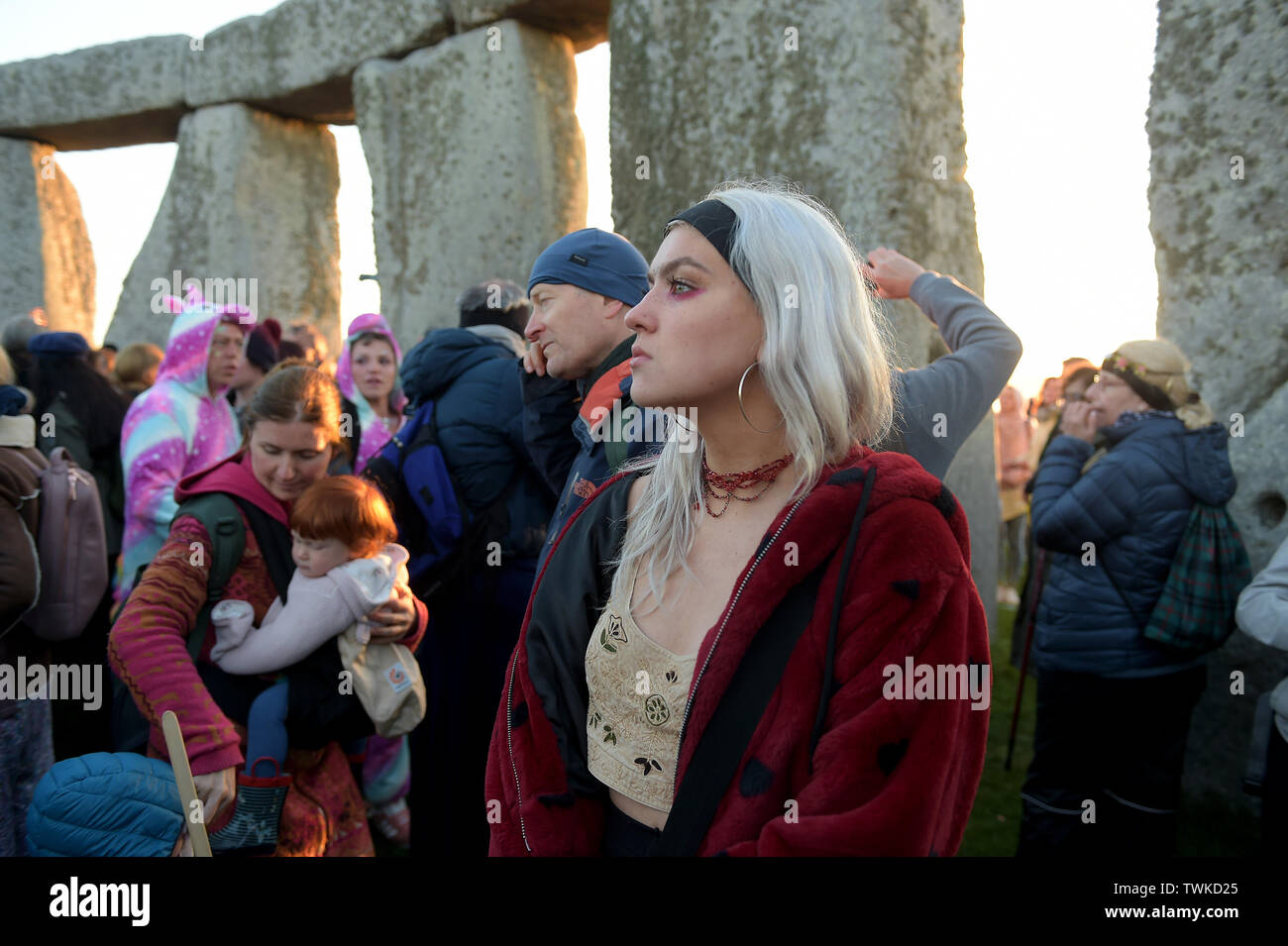 En attendant le soleil, Carnavaliers à Stonehenge dans le Wiltshire bienvenue le solstice d'été. Solstice du latin sol sistere signifiant l'arrêt Sun Banque D'Images