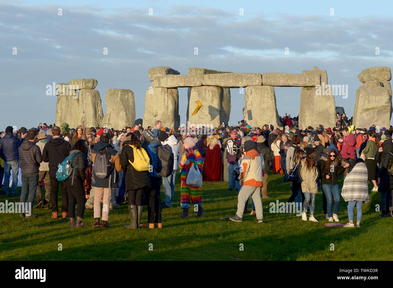 En attendant le soleil, Carnavaliers à Stonehenge dans le Wiltshire bienvenue le solstice d'été. Solstice du latin sol sistere signifiant l'arrêt Sun Banque D'Images