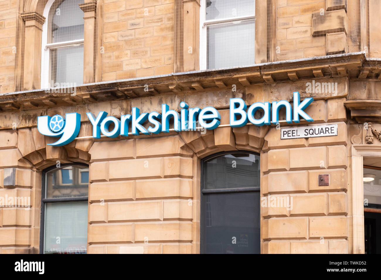 Yorkshire Bank affiche à l'extérieur de Peel Square, Barnsley, South Yorkshire, Angleterre, Royaume-Uni Banque D'Images