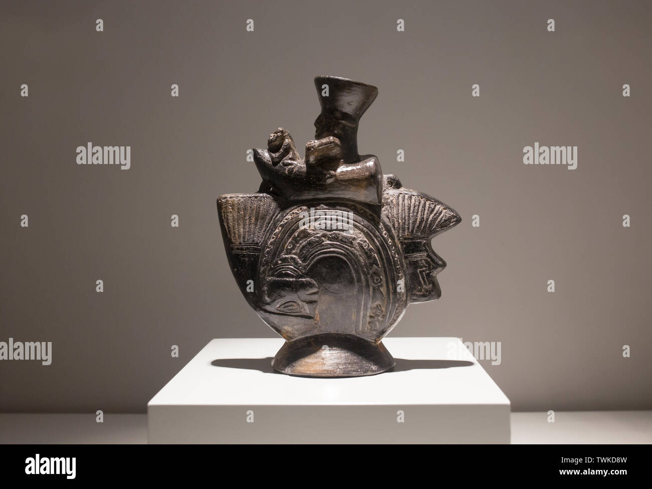 Madrid, Espagne - Septembre 8th, 2018 : navire de la sculpturale de la culture Lambayeque, Pérou ancien. Musée des Amériques, Madrid, SpainMuseum des Amériques Banque D'Images
