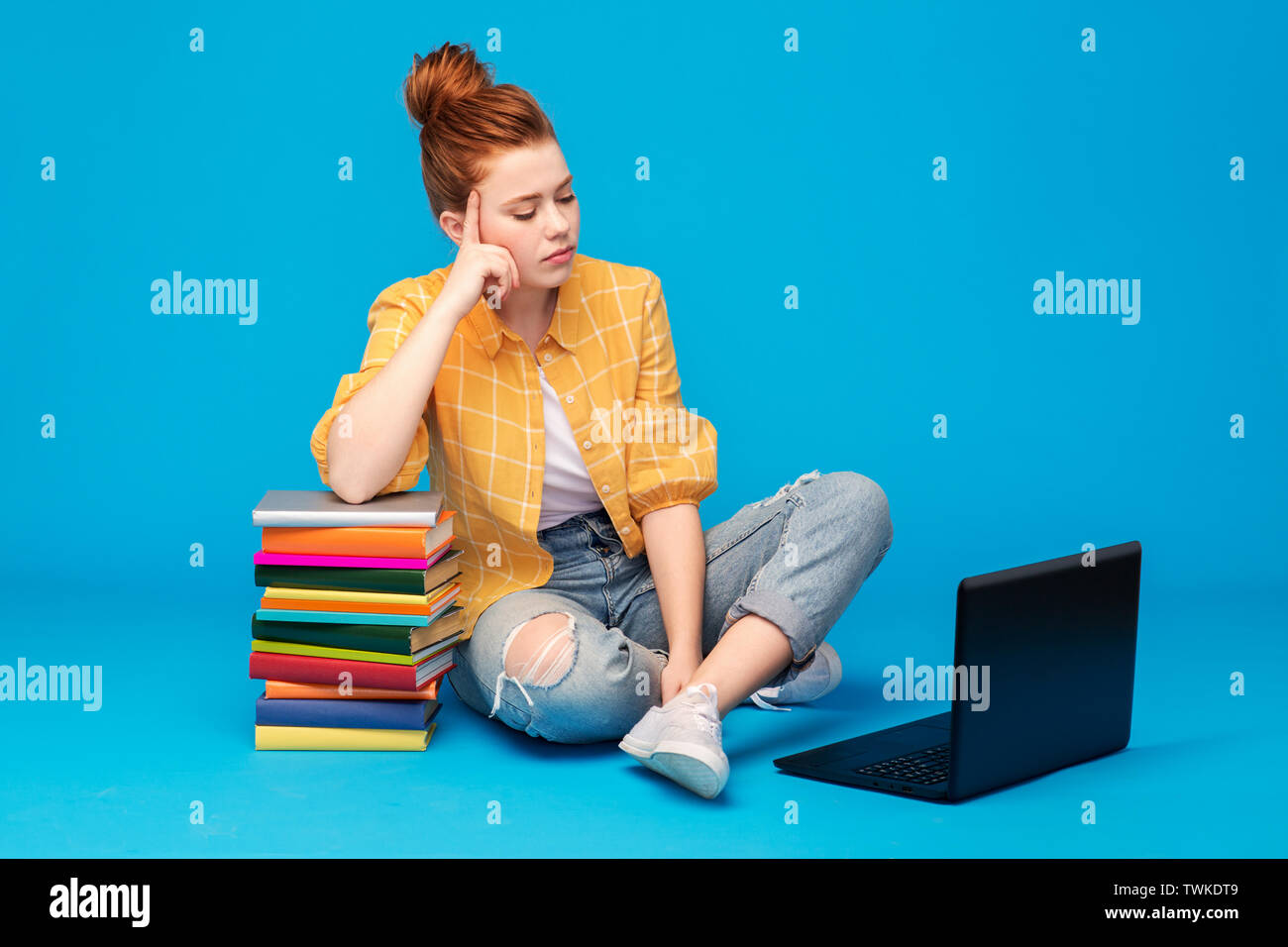 Triste red haired girl teenage student with laptop Banque D'Images