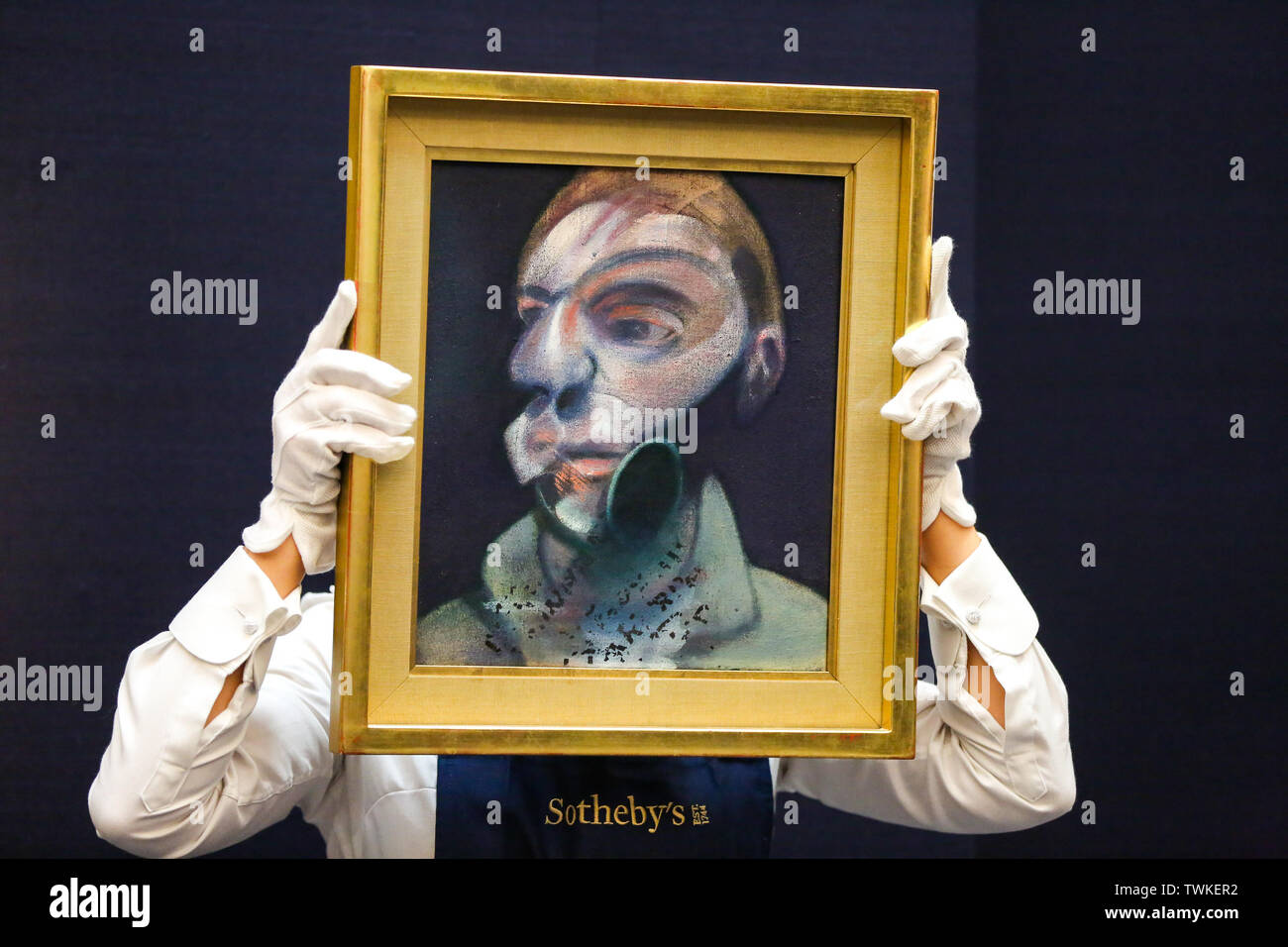 Sotheby's. London, UK 21 juin 2019 - Un technicien est titulaire Francis Bacons Ò Ó,Self-Portrait1975 (l'Est £15m- 20 M£) à l'occasion de ventes aux enchères d'art contemporain de l'été à Sothebys George Street, Londres. Credit : Dinendra Haria/Alamy Live News Banque D'Images