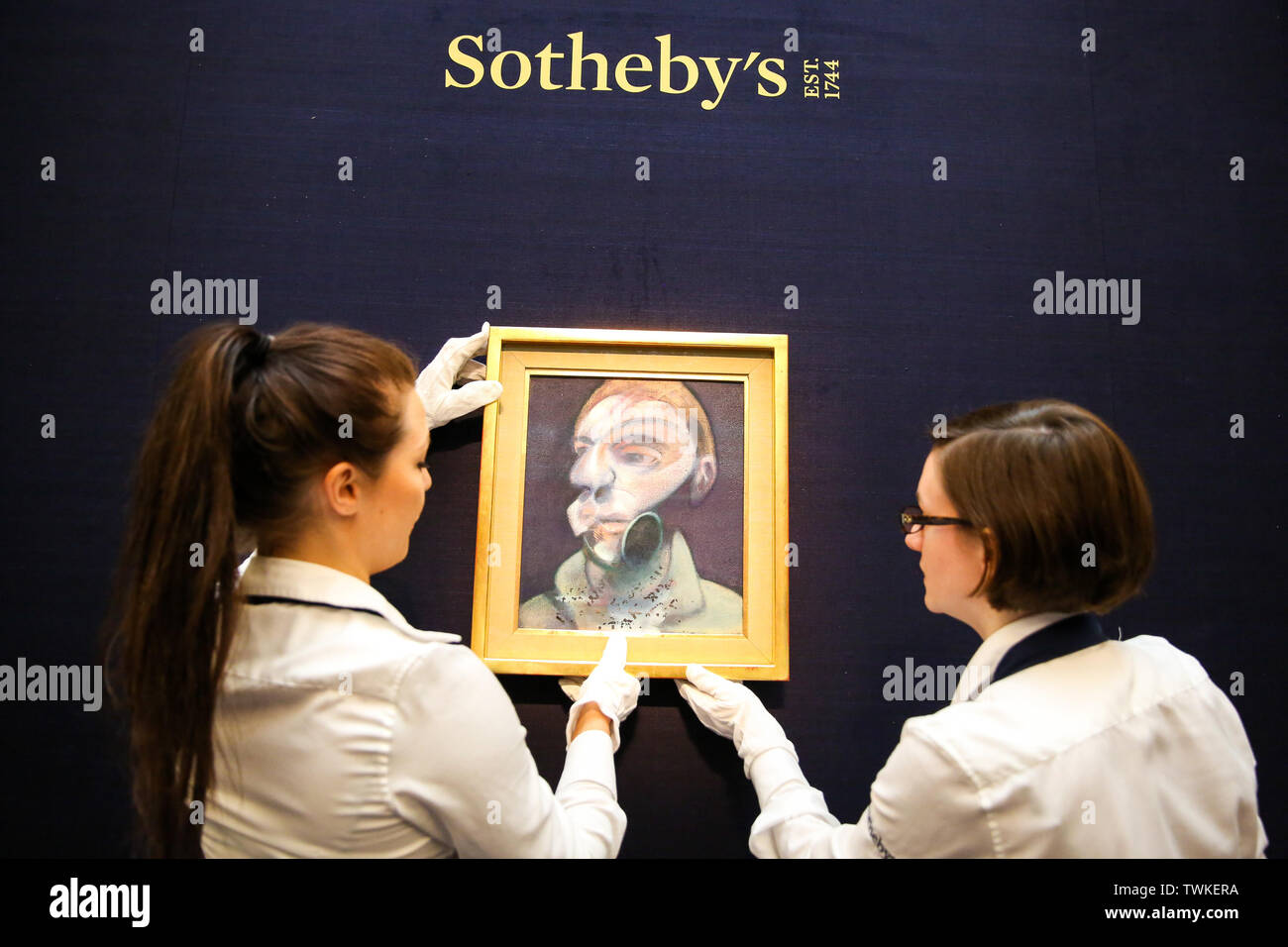 Sotheby's. London, UK 21 juin 2019 - Techniciens accrocher Francis Bacons Ò Ó,Self-Portrait1975 (l'Est £15m- 20 M£) à l'occasion de ventes aux enchères d'art contemporain de l'été à Sothebys George Street, Londres. Credit : Dinendra Haria/Alamy Live News Banque D'Images