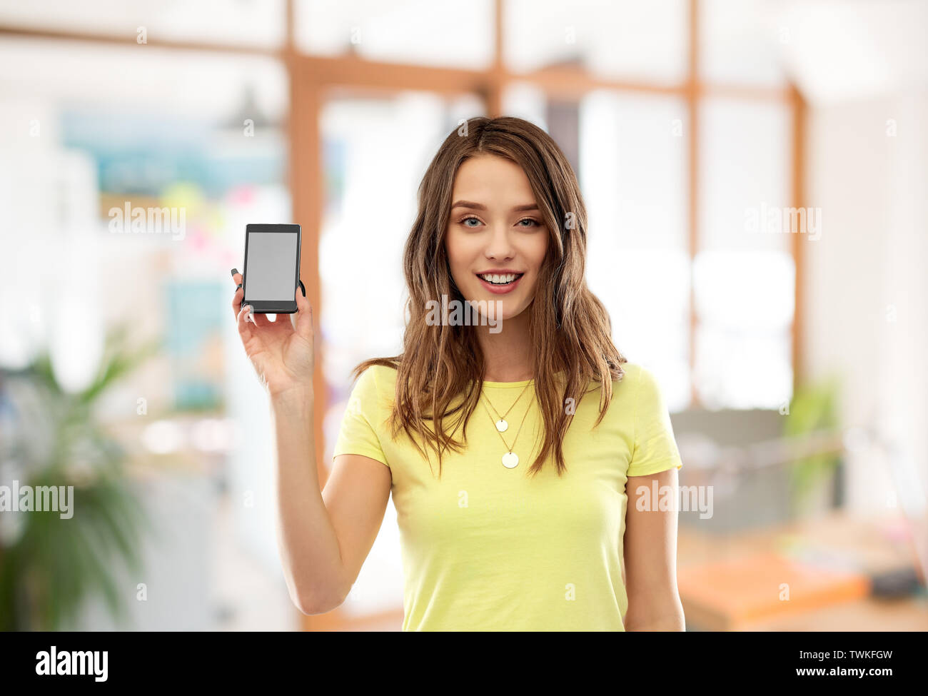 Jeune femme ou teenage girl holding smartphone Banque D'Images
