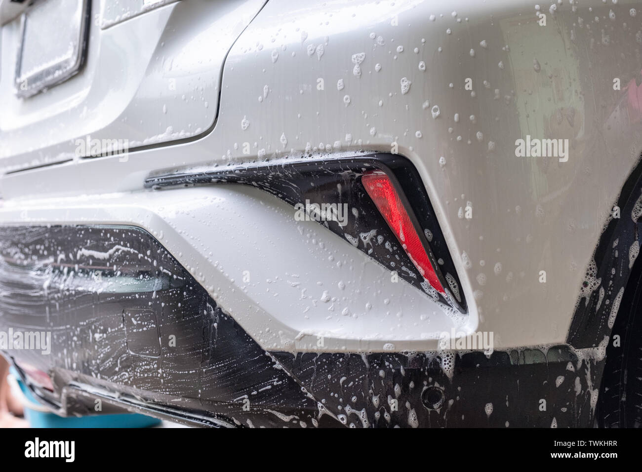 Lavage de voiture avec du savon bulle arrière sur voiture suv blanc Photo  Stock - Alamy