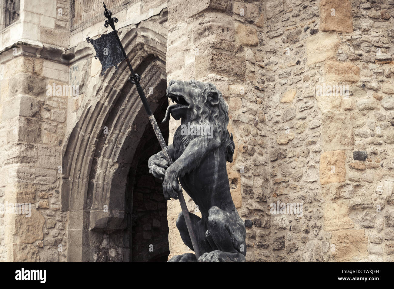 La statue de lion Bargate. C'est une guérite médiévale dans la ville de Southampton, en Angleterre. Construit en époque Normande dans le cadre du remorquage de Southampton Banque D'Images