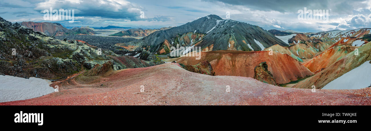 Vue panoramique sur le mont volcanique la plus colorée de l'onde de soufre ( Brennisteinsalda) dans la région de Landmannalaugar et appelé champ de lave Laugahraun avec hi Banque D'Images